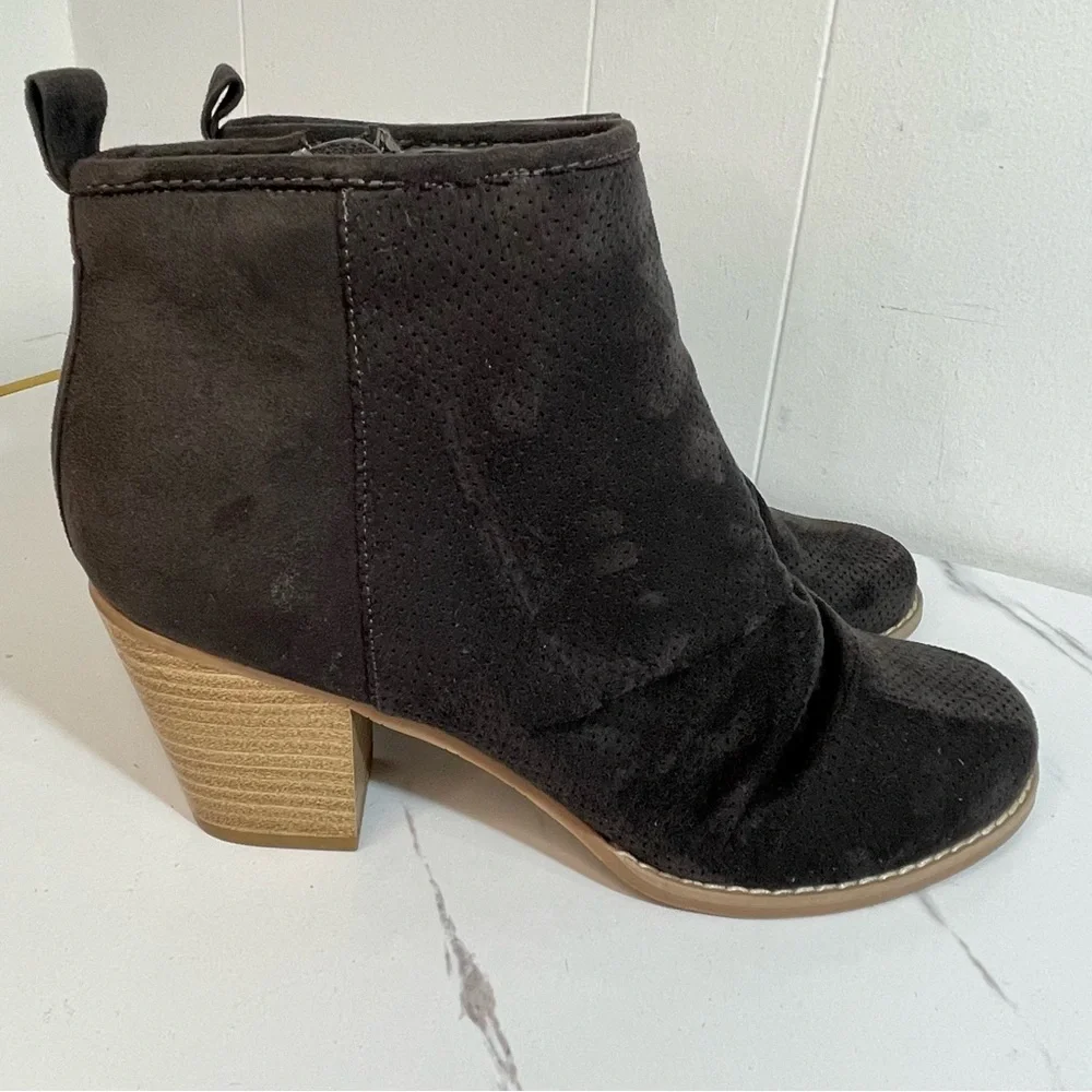 DV by Dolce Vita Black Perforated Suede Ankle Booties with Stacked Heel Sz 8